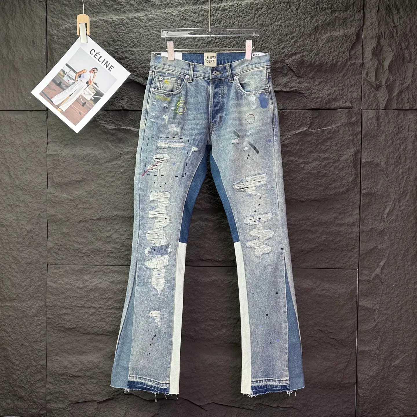 P300 GALLERY DEPT. 2025 New Retro Splashed Ink Hole Stitching Seams Couple Style Loose Bootcut Jeans 🔥High Version🔥High Version🔥 Top Ceiling Quality Styles with different washed textures are very friendly to people with thin legs and thick legs. The loose version of the bootcut is very flattering to the leg shape. Moderate length that never goes out of style, easy and casual to match, basic styling for various styles, a must-have in the wardrobe! The fabric is stiff but also makes the upper body soft without losing texture. The washing process is even more perfect. It is a must-have item for everyone! ! ! Washed wheat, hang tag, pants label, three complete labels, color: blue, size: 28, 30, 32, 34, 36 (five sizes)